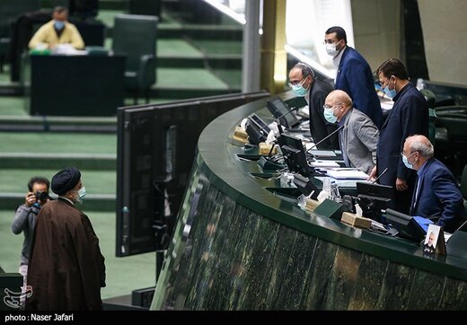 نماینده مچلس : مصوبات مجلس اجرا نمی‌شود /  این نوع قانون نوشتن ظلم به مردم است
