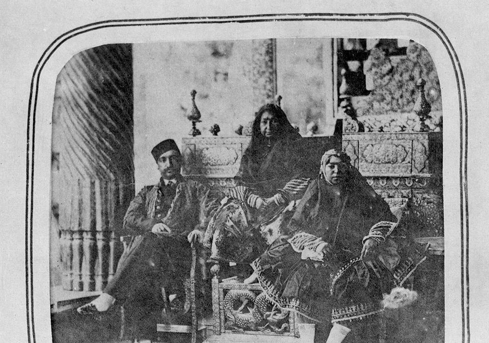 تصویری کمتر دیده شده از ناصرالدین شاه کنار مادرش مهدعلیا و  خواهر تنی اش
