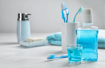 اثرات دهانشویههای گیاهی بیشتر است یا شیمیایی؟ اثرات دهانشویههای گیاهی بیشتر است یا شیمیایی؟