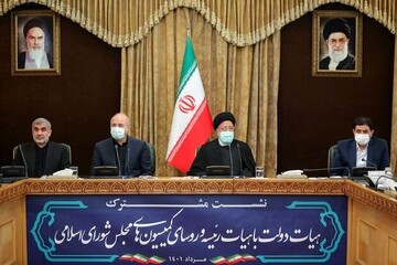 جزئیات  نشست مشترک دولت و مجلس / وضعیت معیشتی مردم ، نابسامانی بازار مسکن و ابراز نگرانی از گرانی مواد غذایی