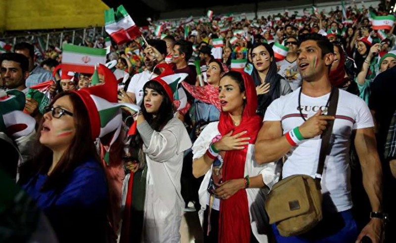 فعال سیاسی اصولگرا : فیفا تضمین میدهد دختران ما در ورزشگاه ها کشته و زخمی نشوند؟ / تصمیم نهایی برای حضور زنان باید با ولی فقیه باشد