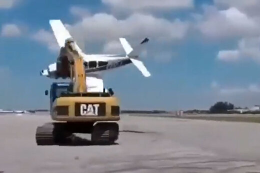ببینید | بازی عجیب راننده یک لودر با هواپیما وسط باند فرودگاه!