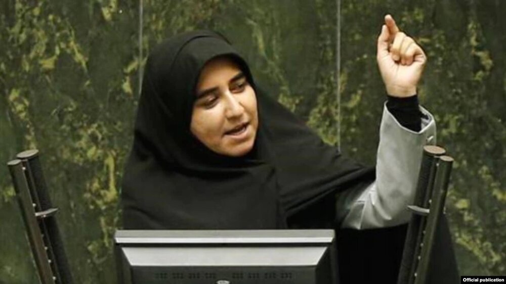 رگبار طعنه های  یک نماینده به مسئولان در نطق میان دستور / تشکر از دولت ها که طبقات پایین را در رفاه غرق کرده اند!