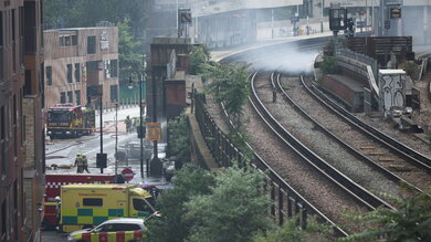 آتش‌سوزی در نزدیکی ایستگاه قطار پل لندن باعث تعطیلی این ایستگاه شد / تصاویر