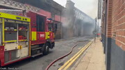 آتش‌سوزی در نزدیکی ایستگاه قطار پل لندن باعث تعطیلی این ایستگاه شد / تصاویر