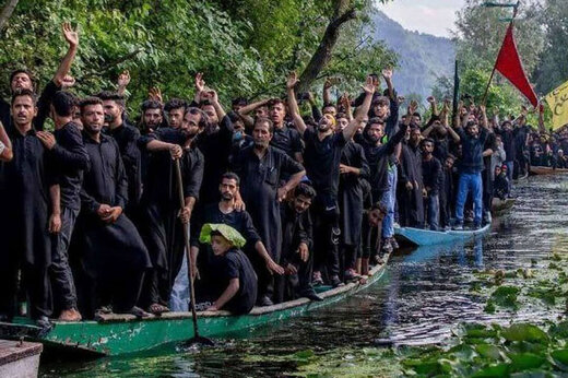 ببینید | تصاویر جالب از عزاداری در قایق روی دریاچه؛ سوگواری شیعیان کشمیر در تاسوعا