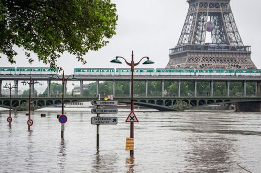 ببینید | سرگردانی مردم پاریس پس از بارش‌های سیل‌آسا!
