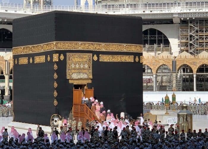 ببینید | تمیز کردن بام کعبه با استفاده از ربات‌های هوشمند تمیزکننده