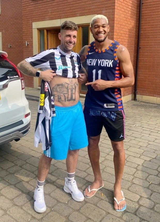 سورپرایز هواداری که عکس قهرمانش را تتو کرد/عکس