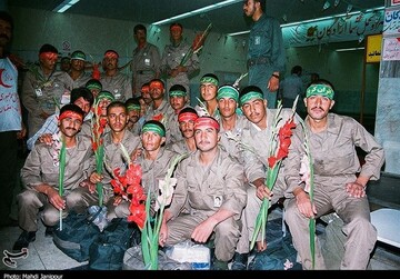 انتشار برای نخستین‌بار /  دیدار جمعی از آزادگان با رهبر انقلاب در سال ۶۹