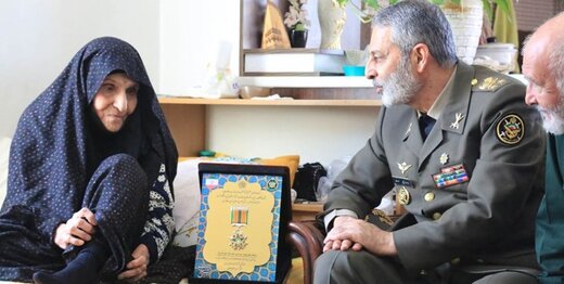فرمانده کل ارتش به خانواده سه برادر شهید «نشان فداکاری» داد + عکس