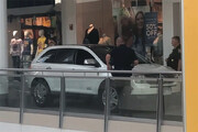 ببینید | اولین تصاویر از ورود یک خودروی شاسی بلند به داخل مرکز خرید