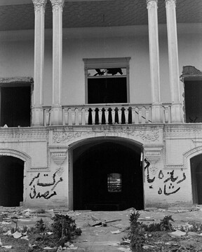 خانه‌ی غارت‌شده‌ی دکتر مصدق در غروب ۲۸ مرداد ۱۳۳۲، عکس‌ها از آرشیو مجله لایف
