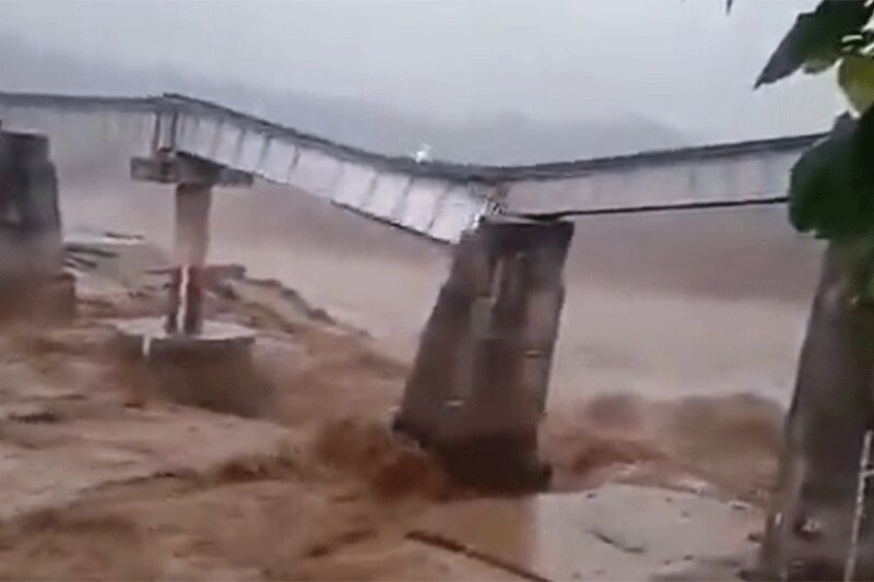 ببینید | فرو ریختن پل چاکی در هند بر اثر ادامه بارش‌های شدید