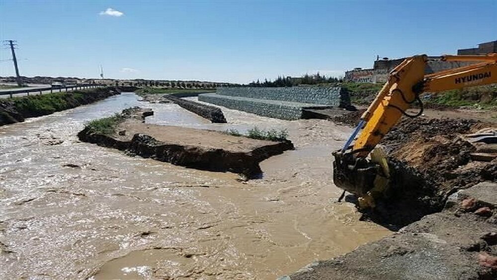 سازه‌های غیرمجاز در حریم رودخانه اتخان بستک تخریب شد
