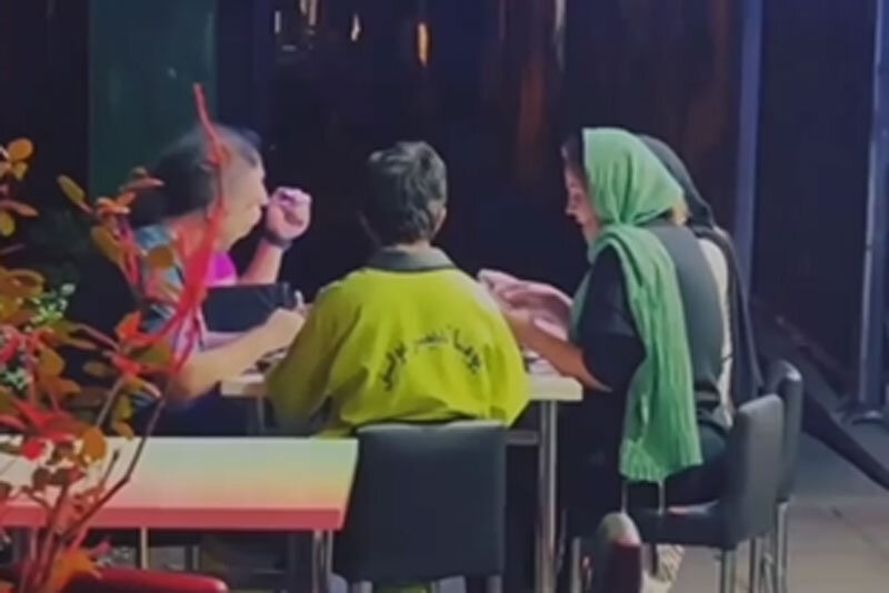 ببینید | ویدیویی پربازدید از غذا خوردن یک خانواده با مامور شهرداری