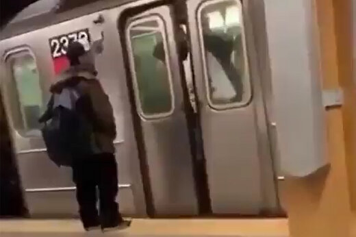 ببینید | مجازات هولناک یک جوان در مترو؛ ضربان مهلک مشت بر صورت پسر خاطی!