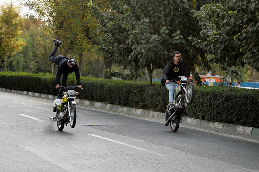 ببینید | حرکات جنون‌آمیز یک موتورسوار در اتوبان امام علی(ع)!