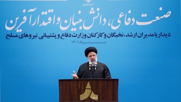 رئیسی در دیدار مدیران و کارکنان وزارت دفاع : یک قدمی ساخت هواپیمای مسافربری رسیدهایم