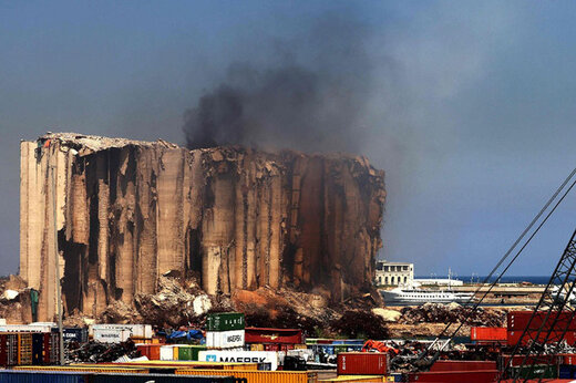 ببینید | ترکش‌های انفجار؛ بخشی دیگری‌ از بقایای سیلوهای بندر بیروت فروریخت!  