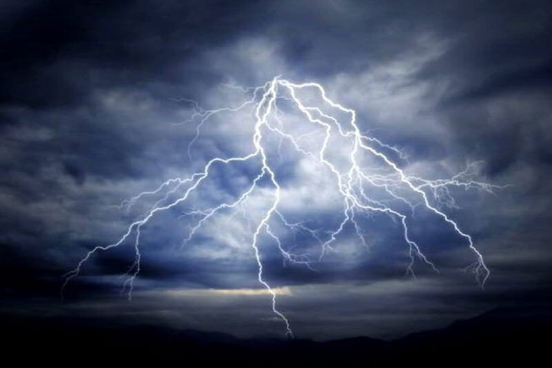 ببینید | لحظه هولناک برخورد صاعقه به منبع برق در ماندول لس آنجلس آمریکا