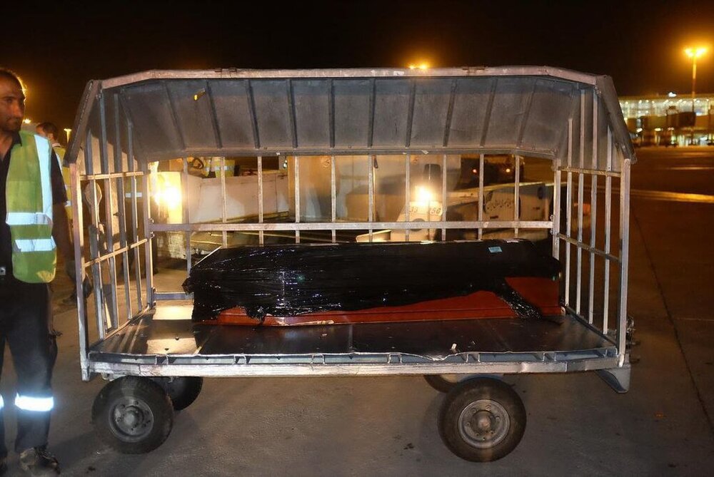 خبرآنلاین - تصاویر | متفاوتترین تصاویر از لحظه ورود پیکر هوشنگ ابتهاج به ایران