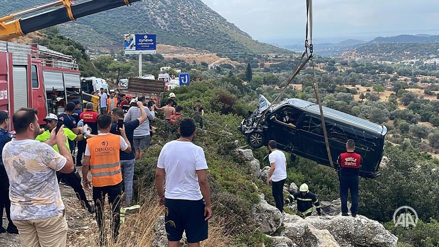 تصاویر دیگری از تصادف هولناک ابراهیم تاتلیسس/ اسطوره موسیقی از این تصادف جان سالم بهدر برد