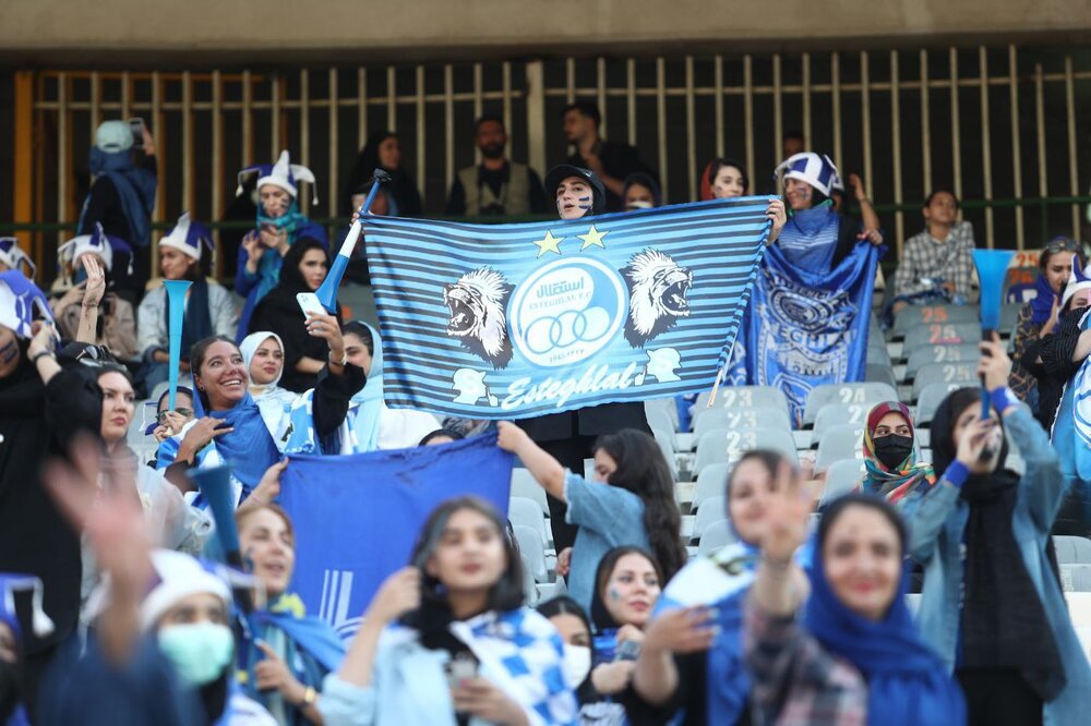 اولین حضور خانم‌ها در ورزشگاه آزادی در تاریخ لیگ برتر/عکس