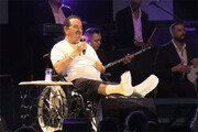 ببینید | حضور ابراهیم تاتلیسس روی صحنه کنسرت بعد از تصادف با ویلچر و پای مصدوم!
