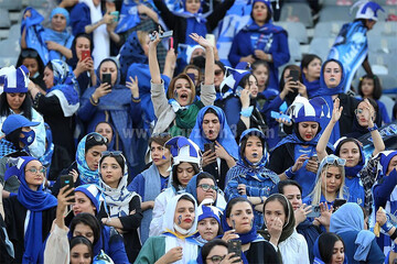 واکنش فیفا به حضور خانم‌ها در ورزشگاه آزادی