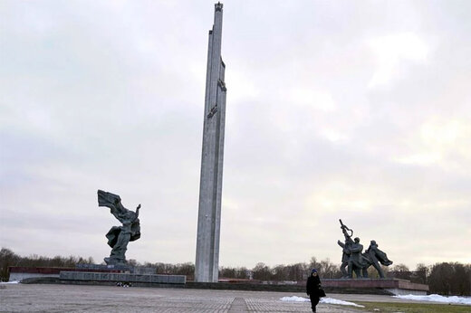ببینید | سرنگونی یک بنای یادبود شوروی در لتونی