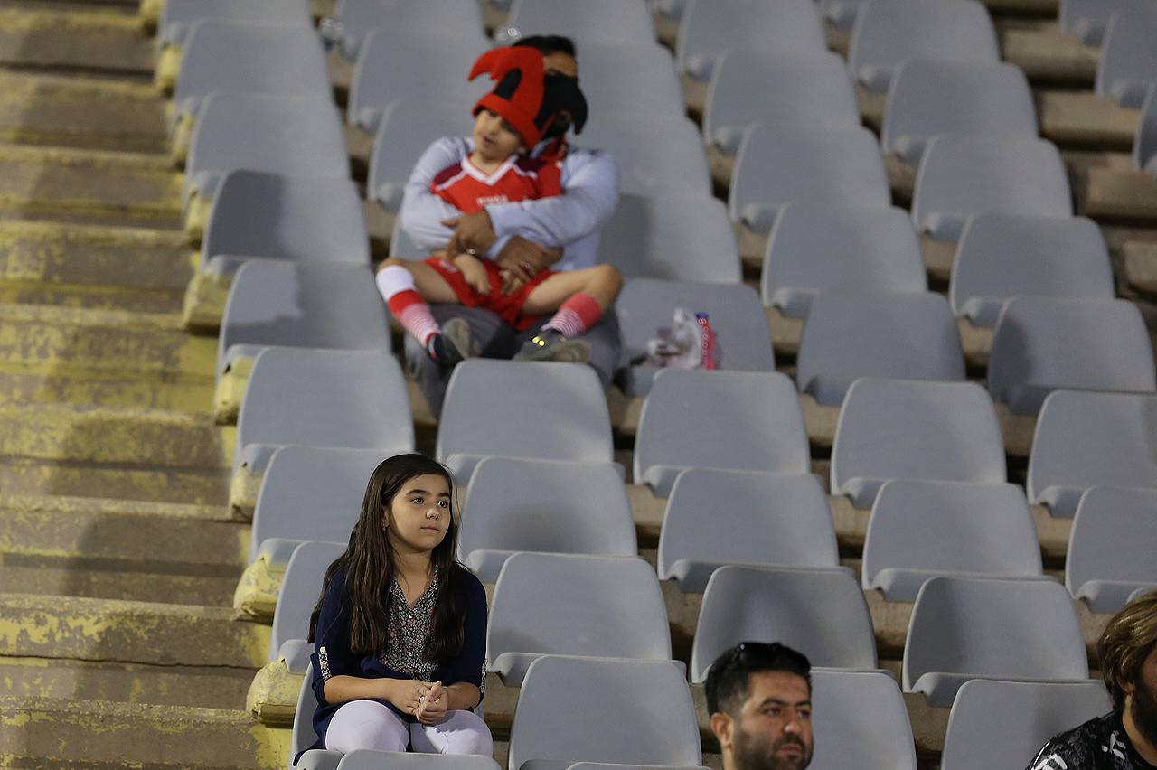 تنها دختری که بازی پرسپولیس را تماشا کرد/عکس