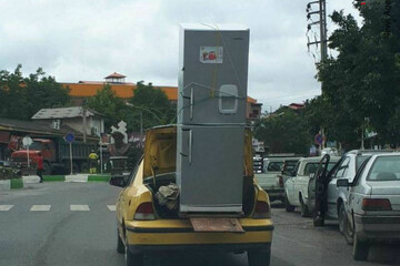 ببینید | اقدام خطرناک و عجیب راننده پژو در تهران؛ حمل یخچال در صندوق عقب!