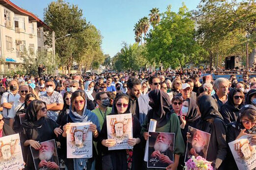 ببینید | لحظه ورود پیکر هوشنگ ابتهاج به باغ محتشم رشت