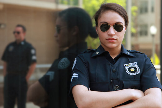 ببینید | مهارت دیدنی افسر پلیس زن آمریکا در مسابقه موتورسواری