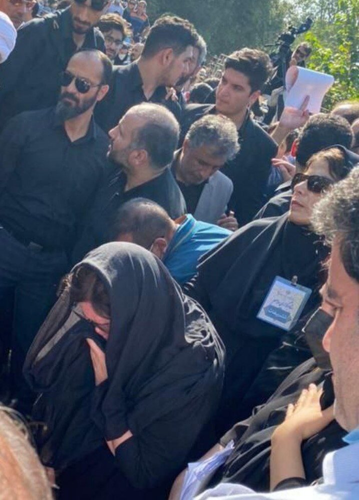 گریههای یلدا ابتهاج بر مزار پدر/ عکس