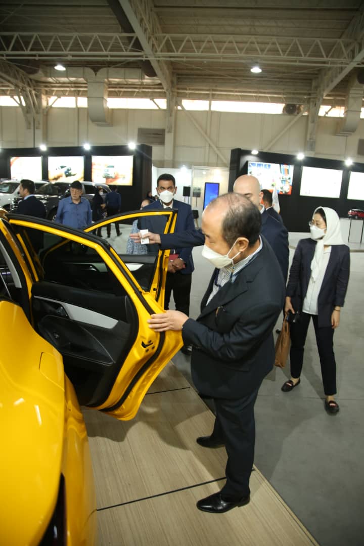 بازدید سفیر کره جنوبی از غرفه کرمان موتور در نمایشگاه تحول صنعت خودرو