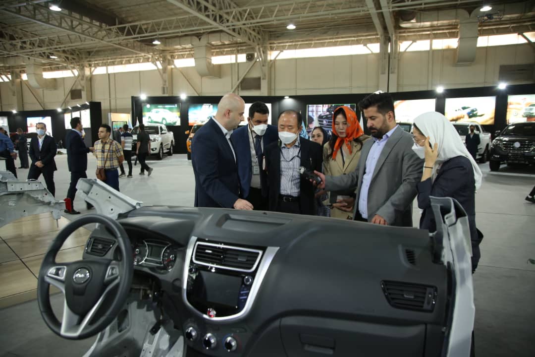 بازدید سفیر کره جنوبی از غرفه کرمان موتور در نمایشگاه تحول صنعت خودرو