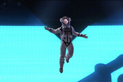 ببینید | حضور جانی دپ در مراسم جوایز MTV با لباس فضانوردی؛ پیغام عجیب بازیگر هالیوود!