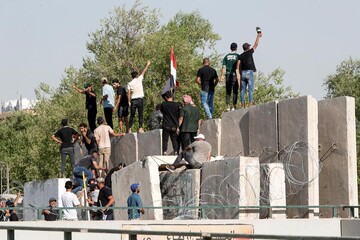 تظاهرات در نجف همزمان با تجمع در خیابان های بغداد 