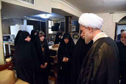 دستگیری ۲خواهر ضارب خانواده شهید خادم صادق / تشکیل شورای تامین شیراز؛ پاساژ مصطفوی تعطیل شد
 دستگیری ۲خواهر ضارب خانواده شهید خادم صادق / تشکیل شورای تامین شیراز؛ پاساژ مصطفوی تعطیل شد