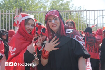 حضور هواداران پرسپولیس در ورودی شرقی ورزشگاه آزادی