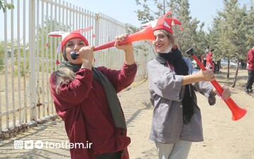 حضور هواداران پرسپولیس در ورودی شرقی ورزشگاه آزادی