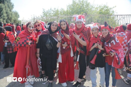حضور هواداران پرسپولیس در ورودی شرقی ورزشگاه آزادی