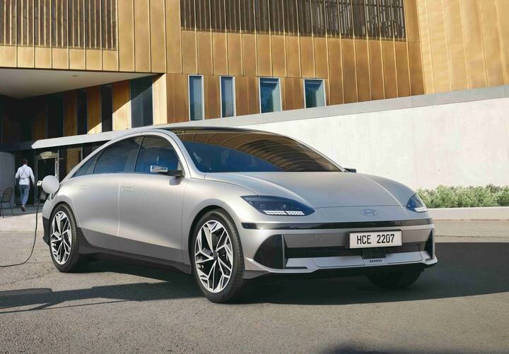 طراحی منحصربهفرد هیوندای آیونیک ۶ / مردم برای خرید ماشین یک میلیاردی صف کشیدند/ عکس