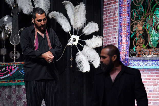 تماشاخانه سنگلج درگیر در یک مثلت عاشقانه میشود