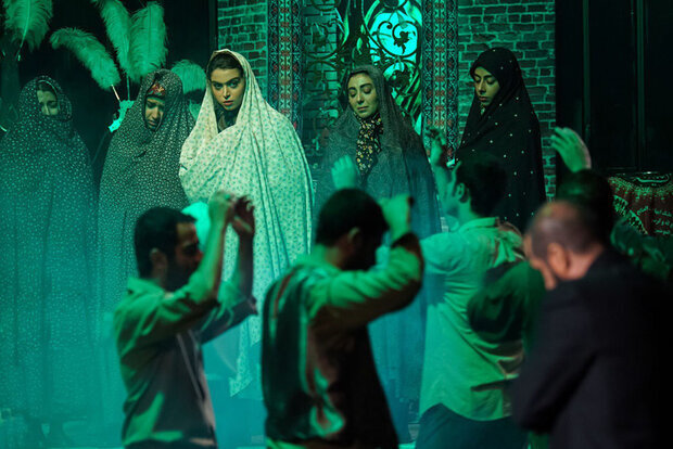 تماشاخانه سنگلج درگیر در یک مثلت عاشقانه میشود