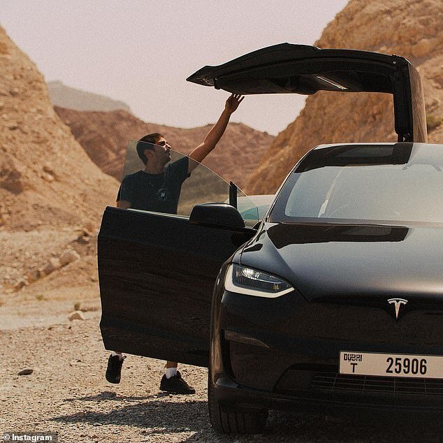 تصاویری از جولان خودروهای تسلا در بیابان‌های دبی