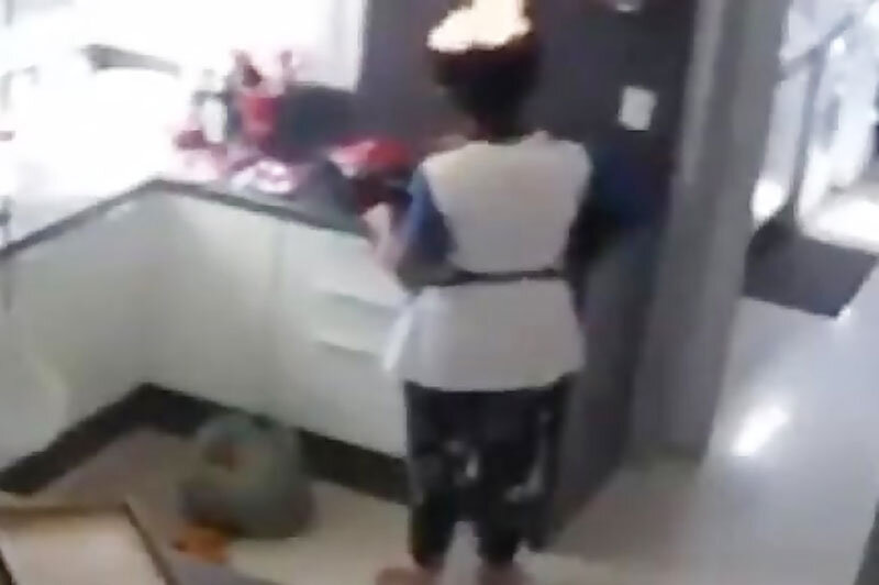 ببینید | تصاویر عجیب از آتش گرفتن موهای یک زن در آشپزخانه