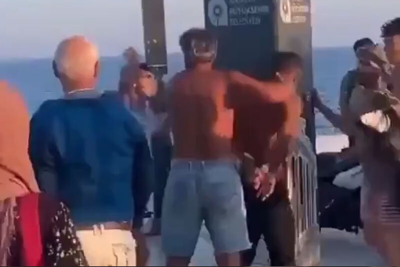 ببینید | ضرب‌وشتم وحشیانه یک مرد با دست‌های بسته در سواحل ترکیه به جرم فیلمبرداری از زنان